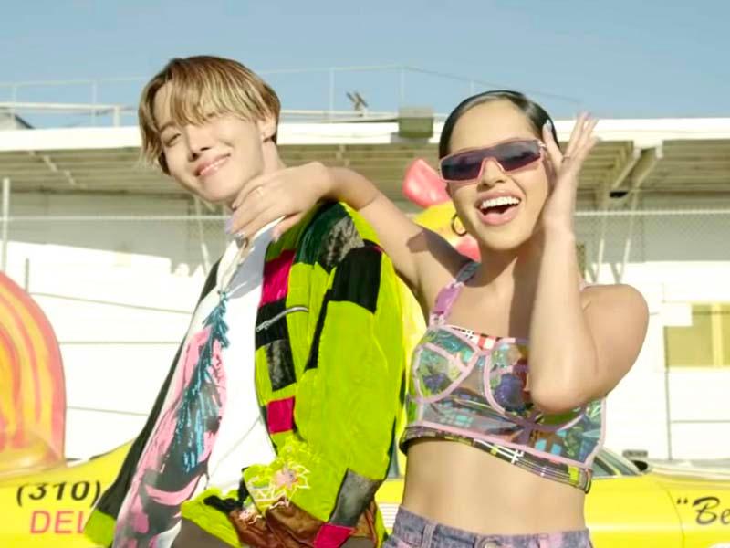 รูปภาพของ J-hope และ Becky G ในเพลง Chicken Noodle Soup ที่มีบรรยากาศสดใสและสนุกสนาน