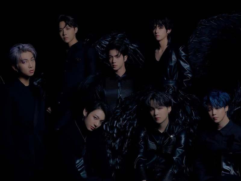 รูปภาพของวง BTS ในคอนเซปต์เพลง Black Swan มีการแต่งกายที่โดดเด่นด้วยสีดำและบรรยากาศที่ลึกลับ