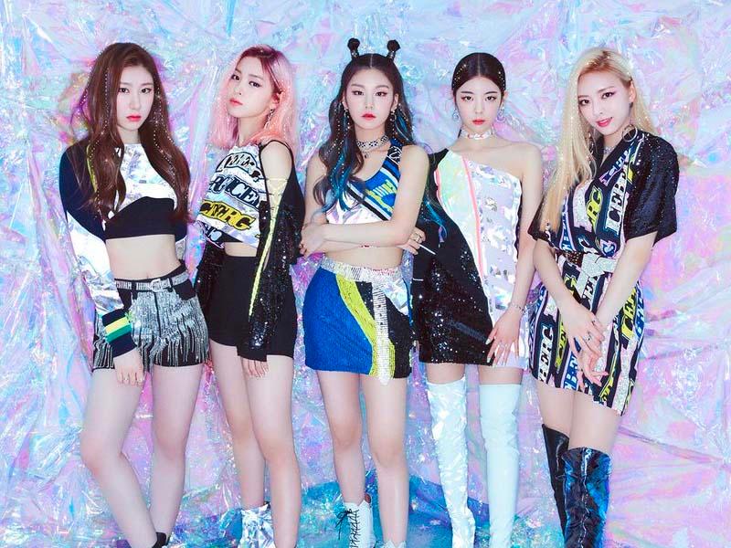 วง ITZY กับการแสดงในเพลง ICY โดยมีสไตล์และท่าเต้นที่ทันสมัยและโดดเด่น