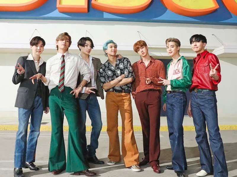 รูปจาก MV Dynamite (B-side) ของวง BTS ที่แสดงบรรยากาศและแต่งกายสไตล์ยุค 70