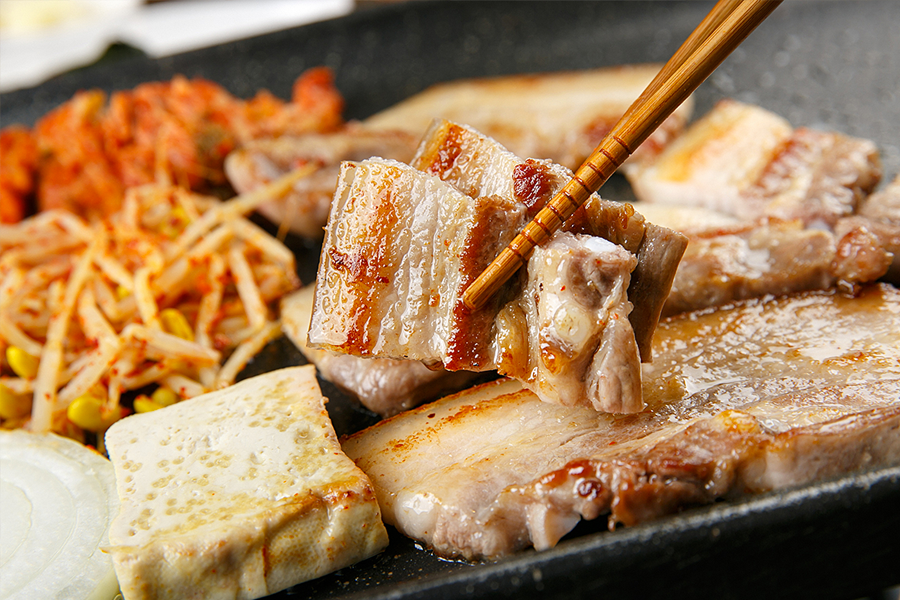 韓國烤三層肉配烤泡菜，提升口感的經典搭配。