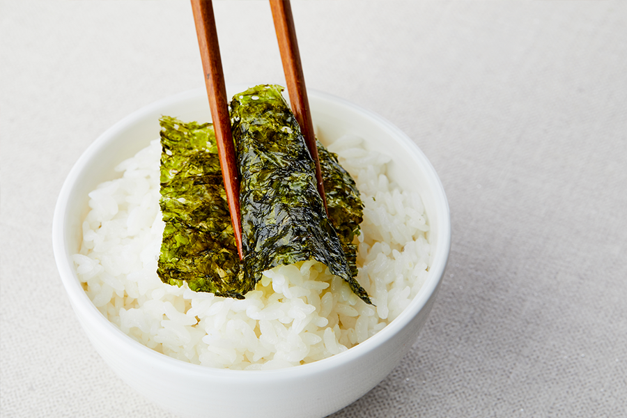 韓國海苔配白米飯的基本搭配，用麻油提升口感。