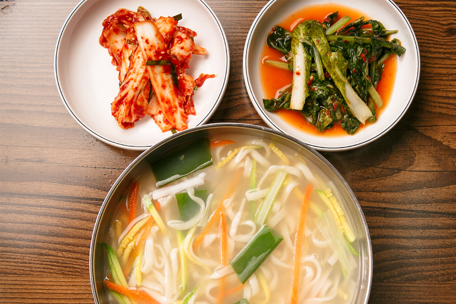韓國刀削麵配泡菜，韓國大叔最愛的美味組合。