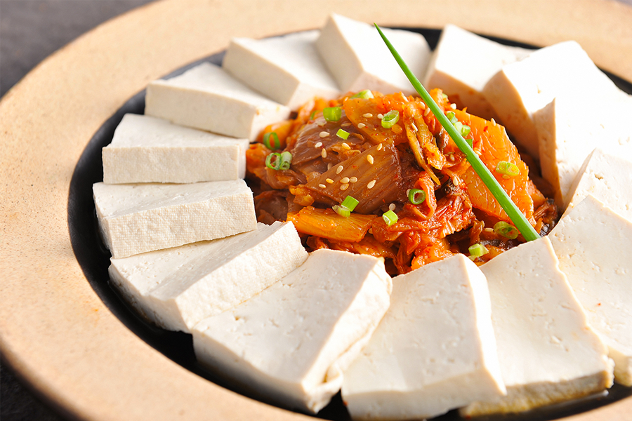 韓國豆腐配辣泡菜的絕配下酒菜，香味與口感的完美結合。