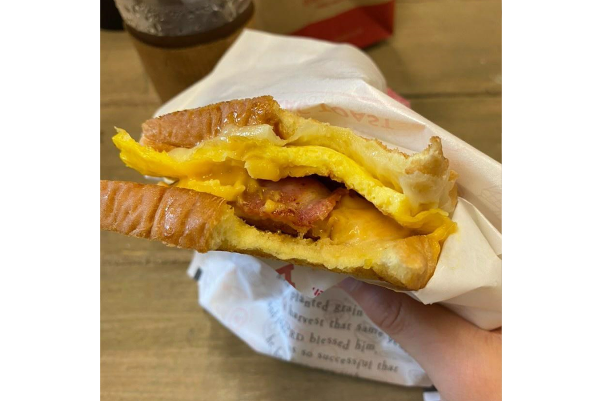 香港韓國快餐，牛油果雞肉焗飯配芝士，令味道更豐富，適合學生在預算內享受美食。