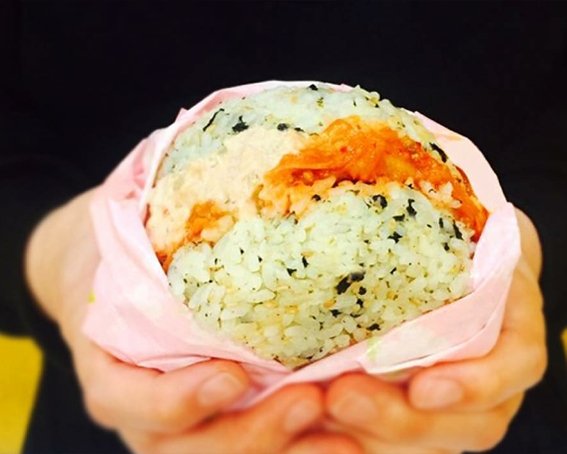 instagram account bongousse_korea posting of rice burger with light pink wrapper