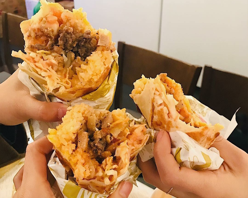 instagram account tongtonglio post of three burritos from dos mas held up