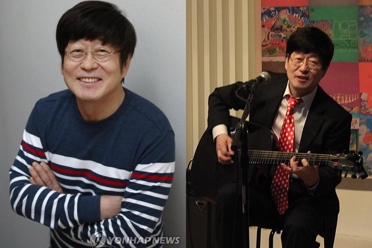 金昌完穿著條紋衣服，雙臂交叉。他早年曾加入樂隊'山之音'，並在韓國音樂界留下深刻印象。