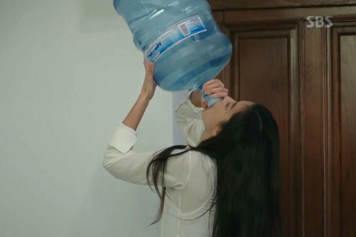 Một người phụ nữ tu cả bình nước để giảm cay