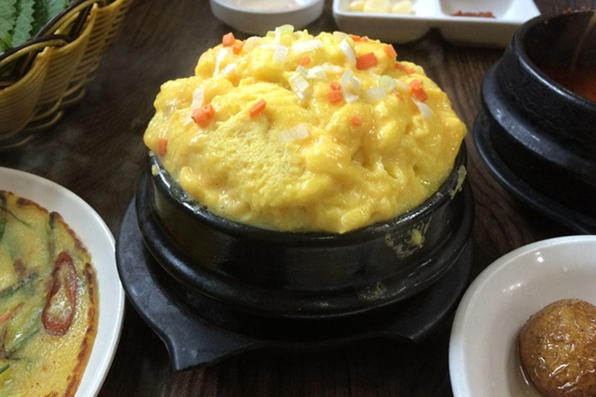 Trứng hấp là cách giảm cay của người Hàn