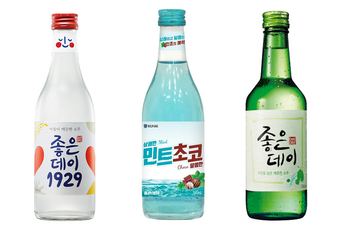 這張圖片展示了三瓶不同品牌的韓國燒酒，每瓶的設計和顏色略有不同。燒酒在韓國是一種常見的酒精飲料，據説在吃辣的時候飲用可以幫助降解辣味。