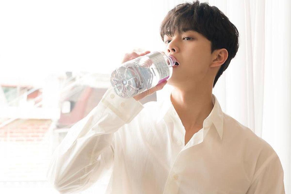 Song Kang đang uống nước lọc, đây là cách giảm cay của người Hàn