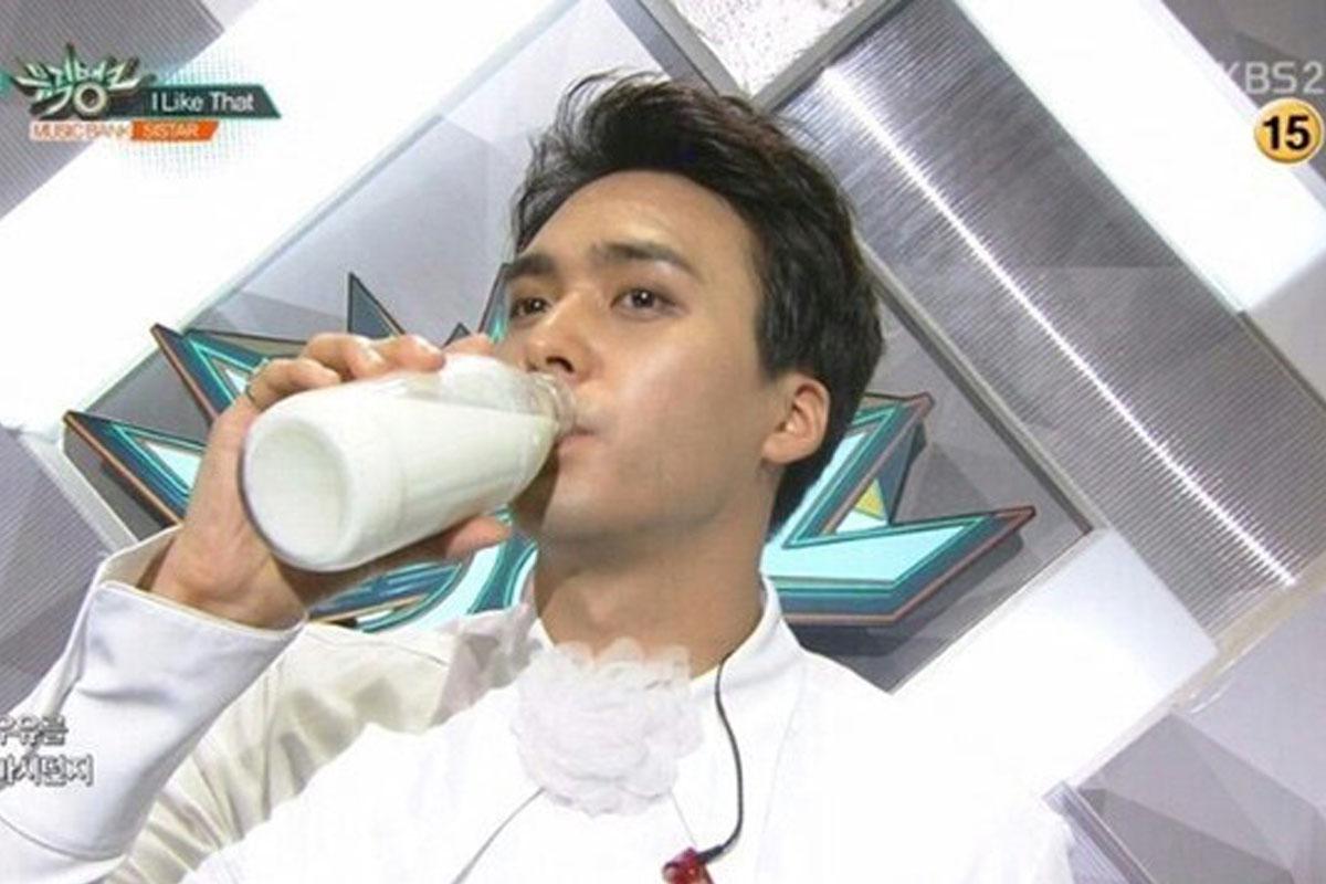 Một người đàn ông đang uống sữa, đây là cách giảm cay của người Hàn