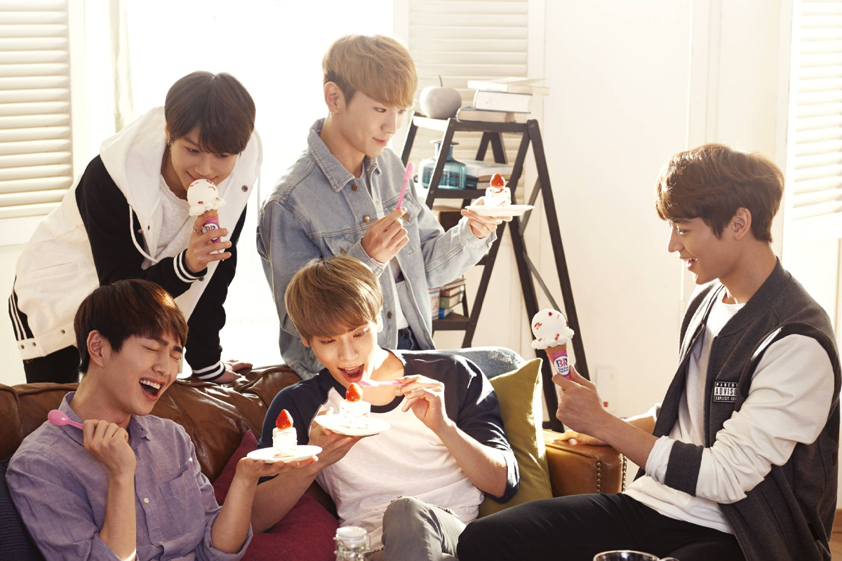 <b>SHINEE</b> enjoying Baskin Robbins ice cream on the couch.