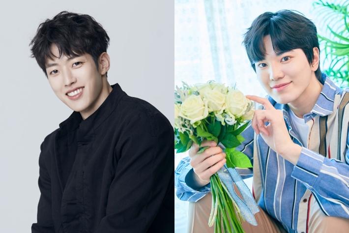 INFINITEのメンバー、イ·ソンヨルとイ·ソンジョンが並んで座っている公式写真。イ·ソンヨルは黒い服を着て、イ·ソンジョンは花を持ちながらストライプのシャツを着ている。