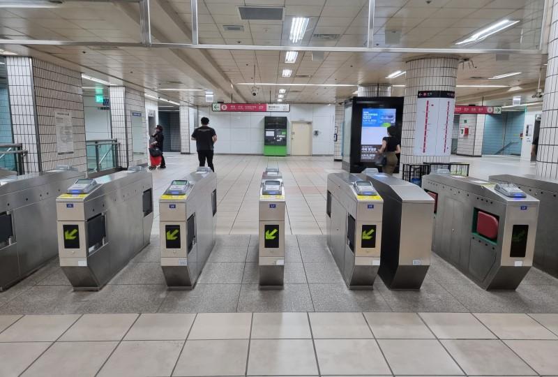 韓国文化、コロナ、韓国人、マスク、マスクストラップ、消毒、韓国のパン屋、社会的距離の確保、コロナ対策