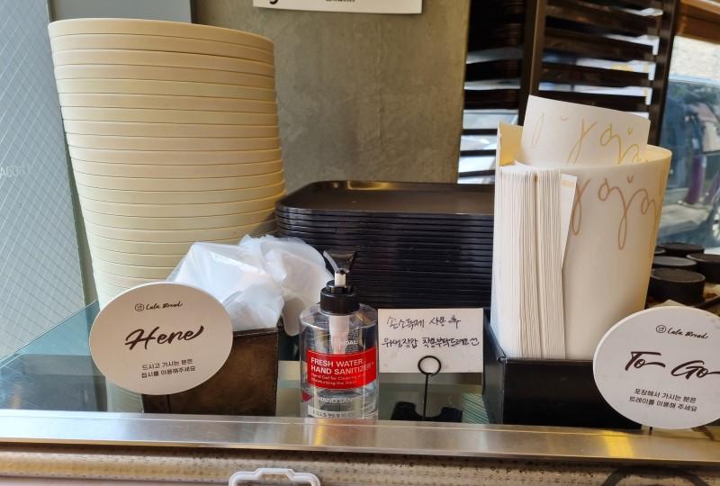 韓国文化、コロナ、韓国人、マスク、マスクストラップ、消毒、韓国のパン屋、社会的距離の確保、アシュリークイーンズ、アシュリー、韓国の結婚式