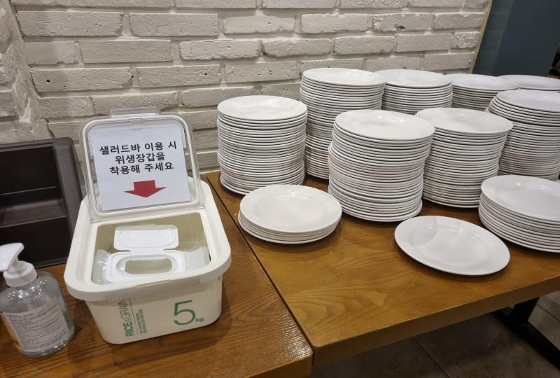 韓国文化、コロナ、韓国人、マスク、マスクストラップ、消毒、韓国のパン屋、社会的距離の確保、アシュリークイーンズ、アシュリー、韓国の結婚式