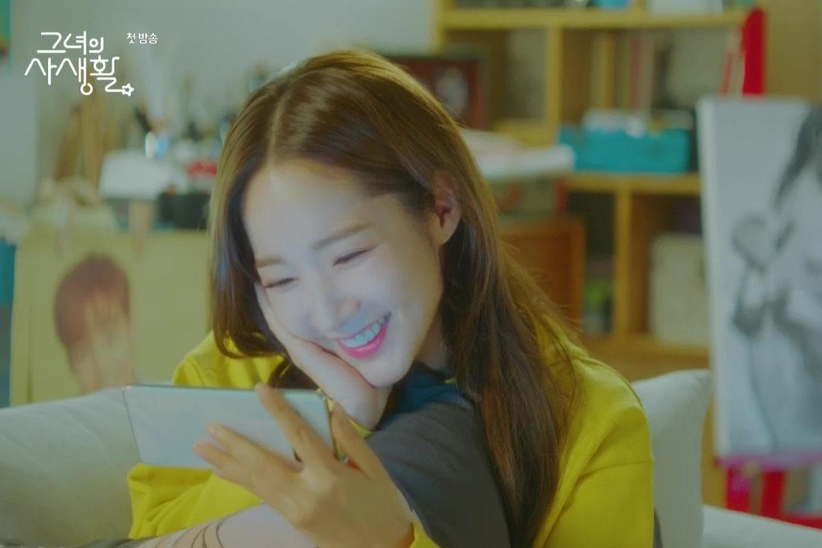 ห้องนั่งเล่นที่ตกแต่งอย่างอบอุ่น มีสะดุดตาด้วยภาพวาดไอดอลบนผนังและชั้นวางข้าวของในเบื้องหลัง, ข้อความในภาพ: แอพในมือถือ เหล่าแฟนเกาหลีที่ไม่เข้าใจประโยค