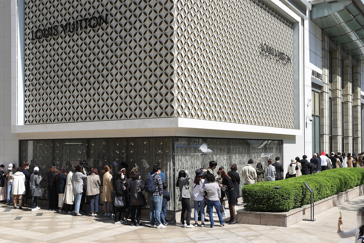 Luxury brands battle to stay in fashion in South Korea