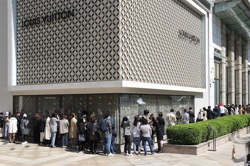 Người Hàn xếp hàng dài trước giờ mở cửa để mua hàng hiệu tại một trung tâm bách hóa