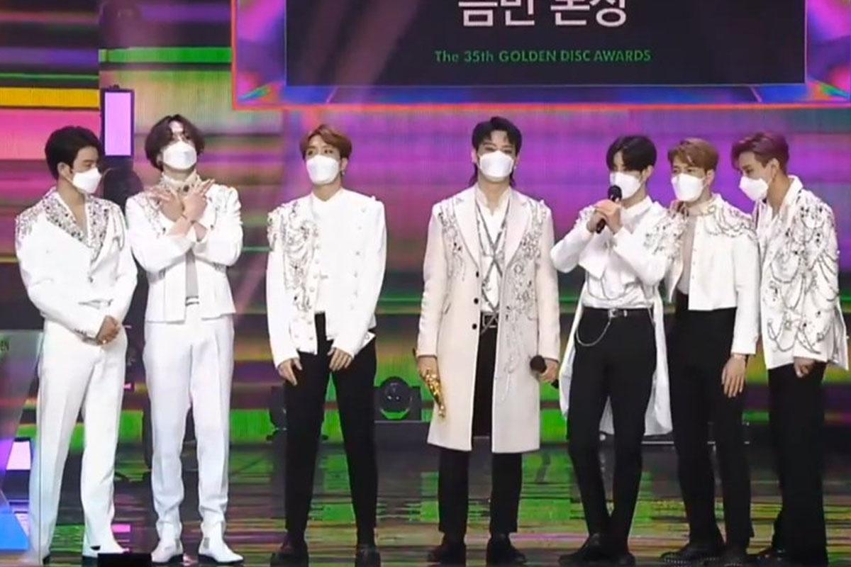สมาชิก GOT7 ในงาน Golden Disc Awards ครั้งที่ 35 ในชุดสูทสีขาวที่ดูหรูหรา