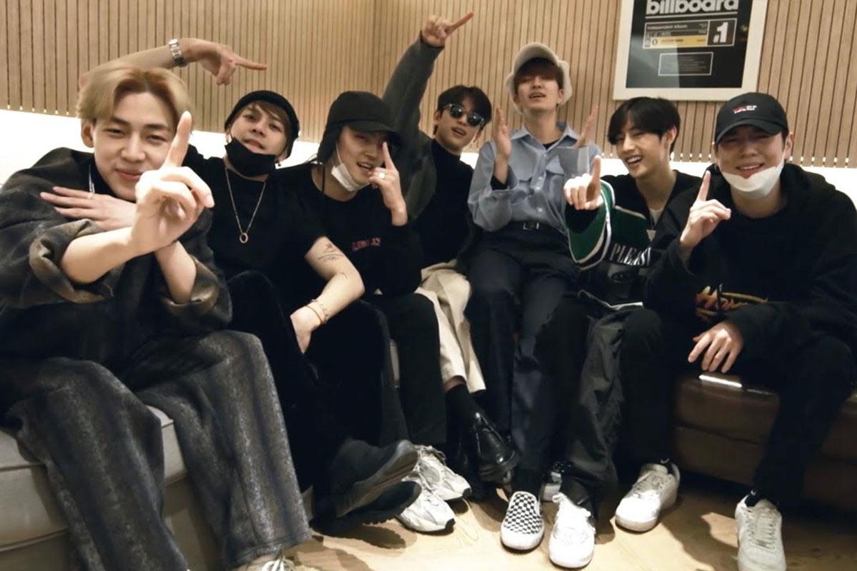 ภาพสมาชิก GOT7 ที่กำลังพูดคุยและผ่อนคลายด้วยกันในห้องหนึ่ง