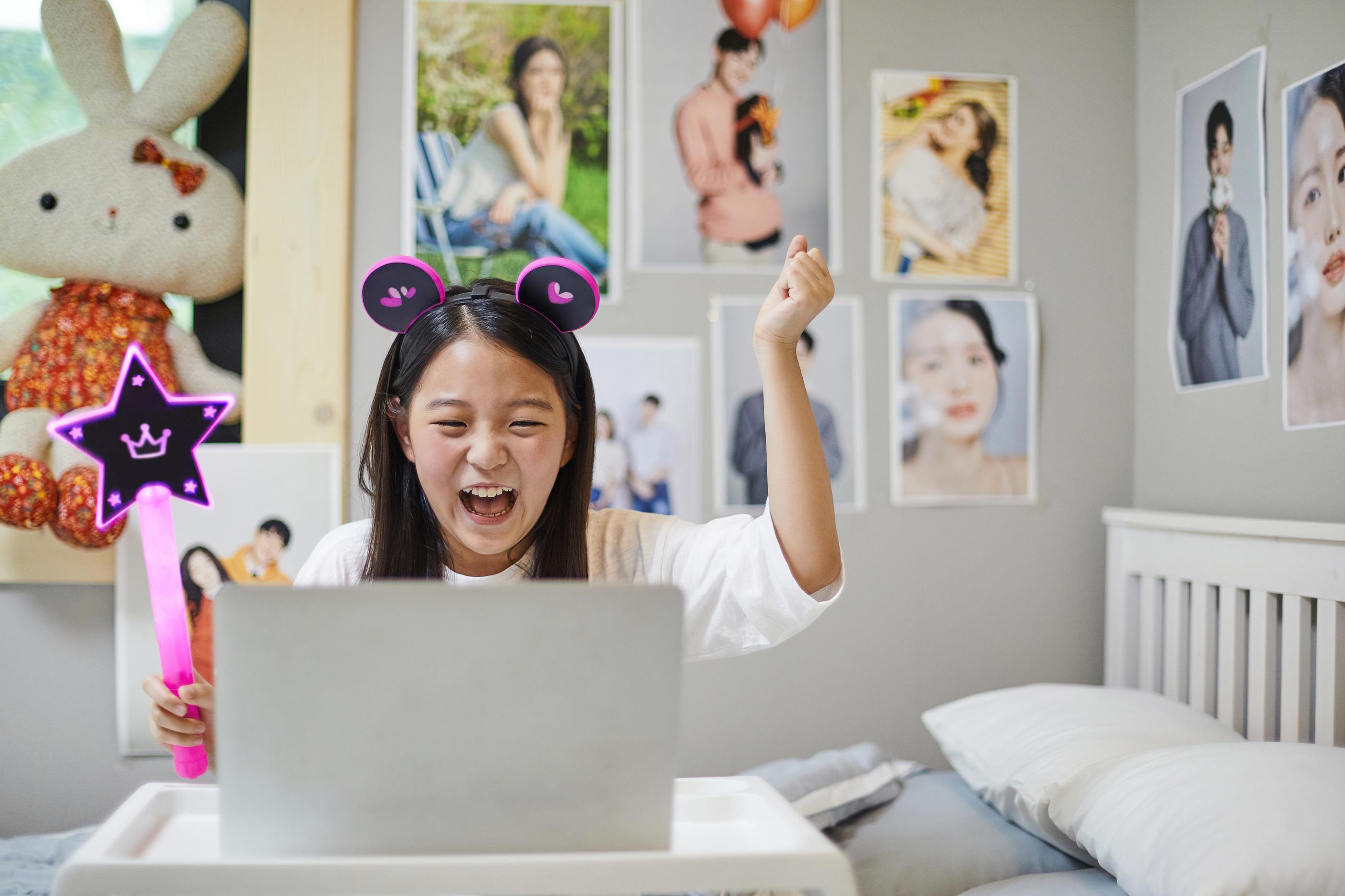 좋못사의 이미지, 좋아하다 못해 사랑해의 축약어로 한국의 인기 그룹 BTS에 대한 팬들의 깊은 사랑을 표현하는 문화