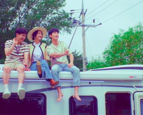 cast (kim soo hyun, seo ye ji, and Oh Jung-se) of kdrama its okay to not be okay sitting on top of camper van