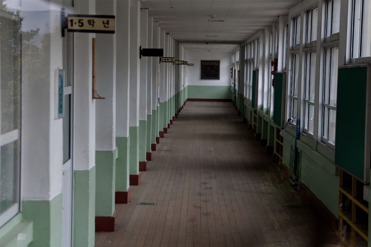 Koridor sekolah yang menyeramkan setelah gelap