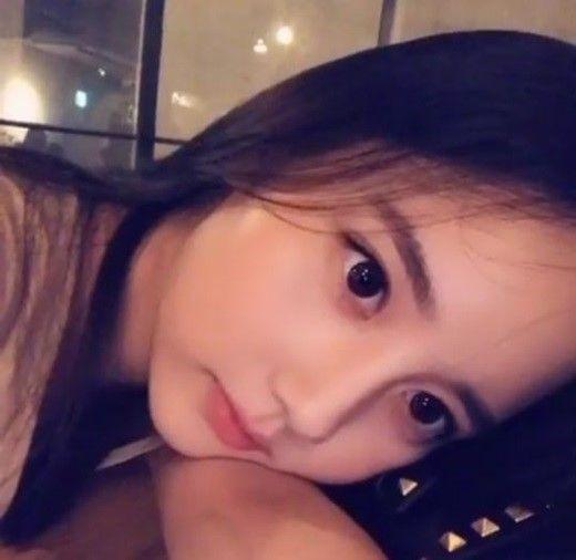 スタジオの照明のある背景に淡い肌色の髪