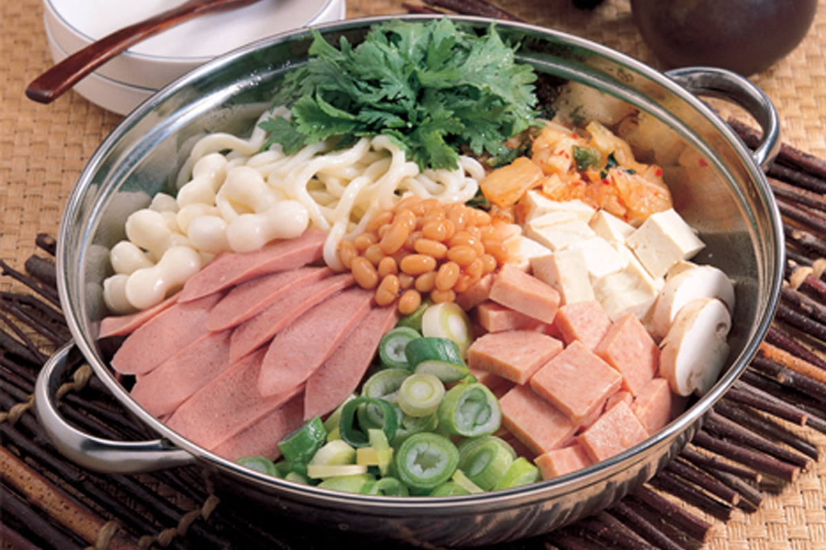 韓國部隊火鍋中的茄汁豆，用作湯底的特色食材。