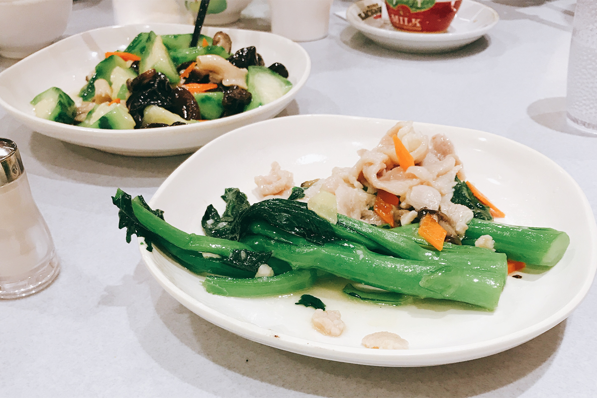 香港蒜蓉炒菜，傳統健康的烹飪方式，常見於家庭餐桌。