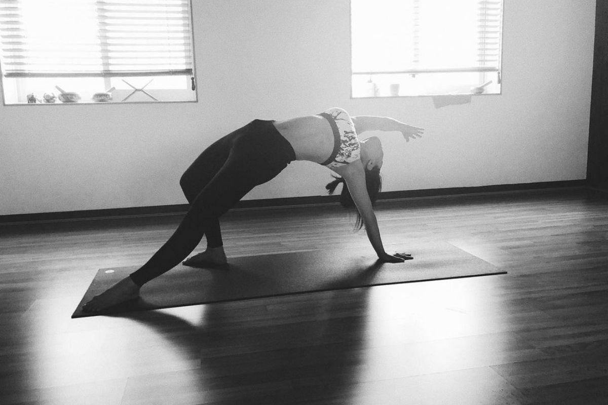 diễn viên youth of may go min si làm động tác wild thing pose