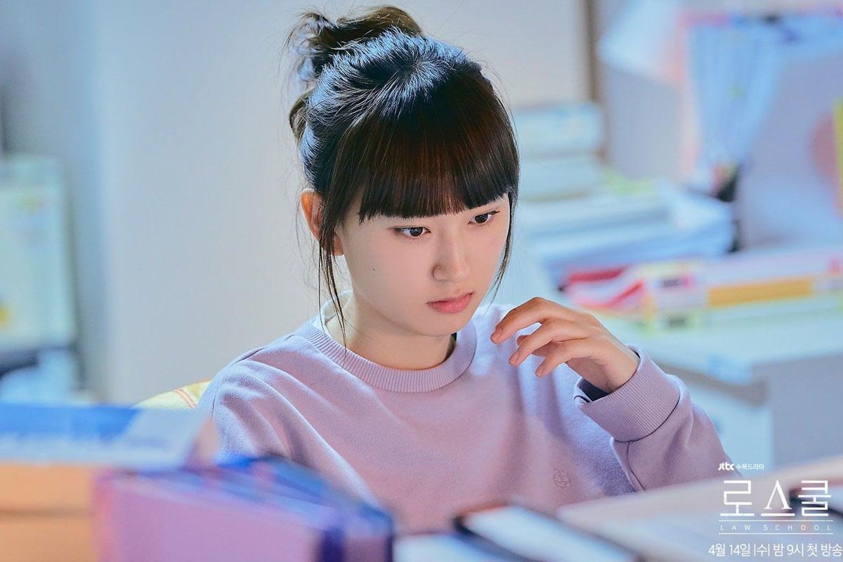 นักศึกษาชาวเกาหลีกำลังใช้เวลาว่างในการหยุดพักการศึกษา โดยกำลังนั่งอยู่ในห้องอ่านหนังสือเต็มไปด้วยเอกสารและหนังสือ เพื่อเตรียมพร้อมสำหรับการเรียนรู้ในอนาคต