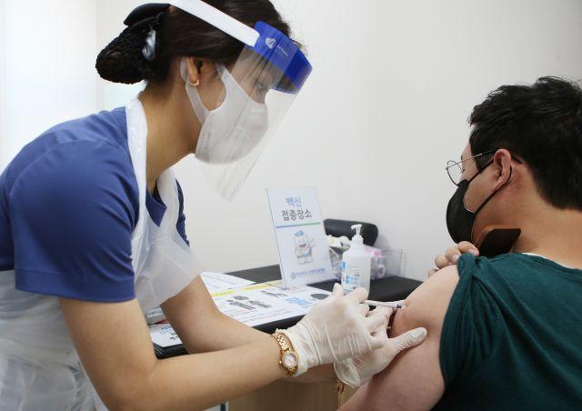 コロナ19新規確診556人…距離置き-5人集まり禁止は3週間延長