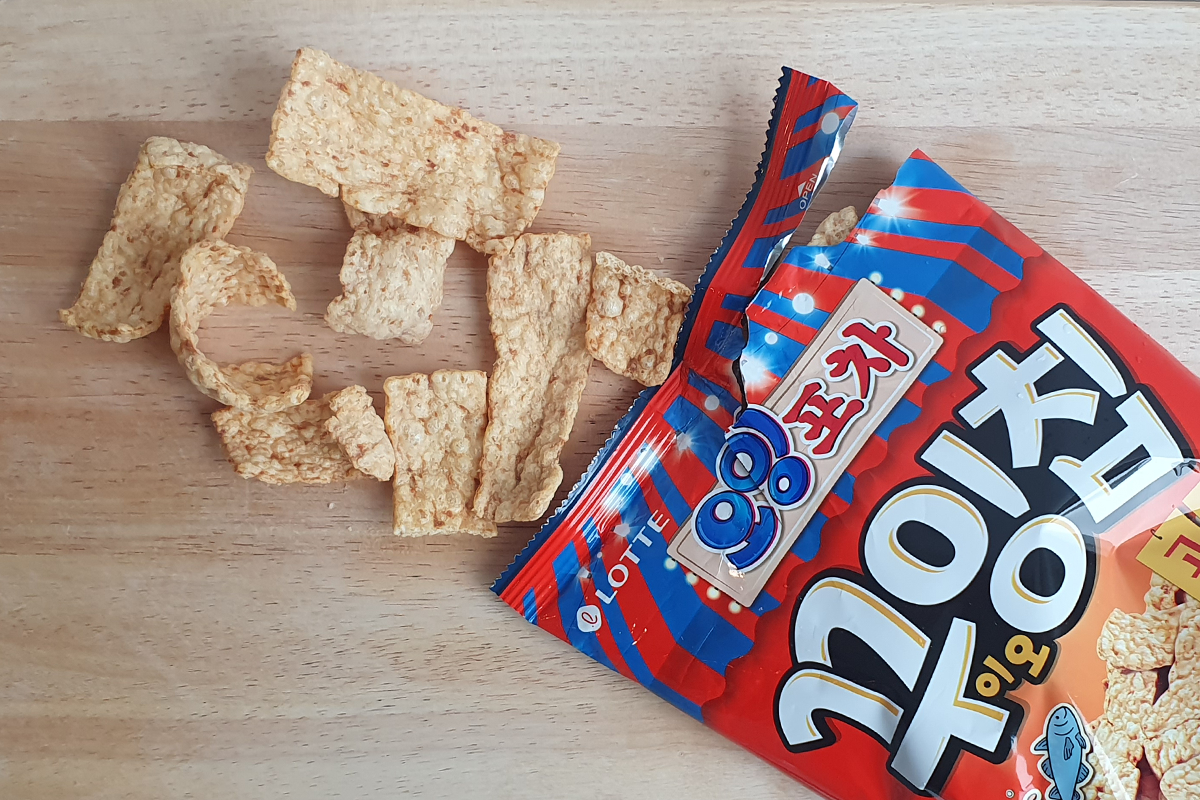Kku-ing chips on a wooden tray from 7-eleven