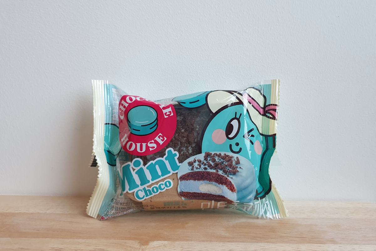 Mint Choco Pie CU on a wooden tray