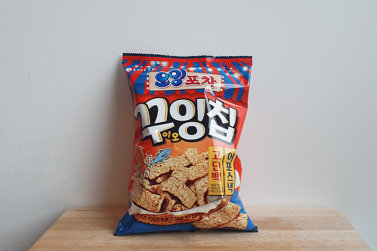 Kku-ing chips on a wooden tray from 7-eleven