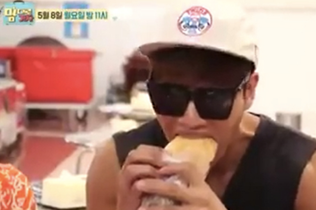 Kim Jong Kook mê đắm món bánh mì Việt - sao Hàn mê đồ Việt