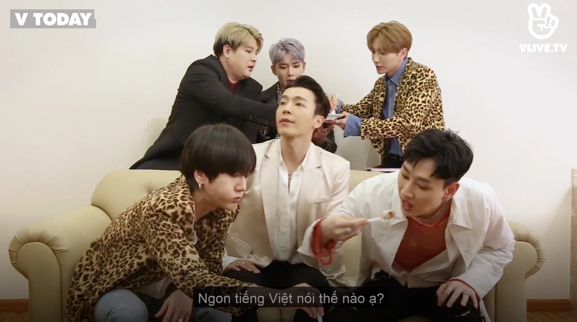 Super Junior thích món chuối nếp nướng Việt Nam - sao Hàn mê đồ Việt