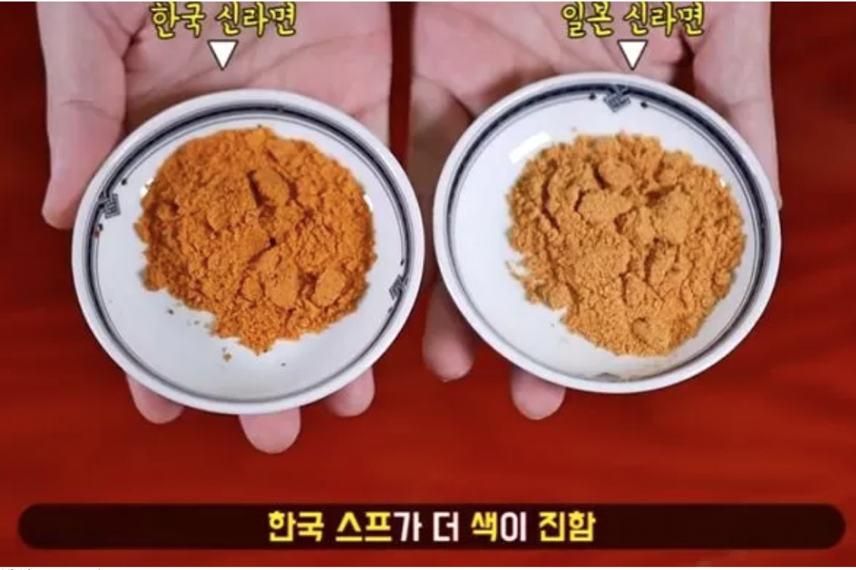 展示不同顏色和質地的辛拉麵調味粉，左邊是韓國版，顏色較深，右邊是日本版，顏色較淡，顯示出口版本與本地版本的區別。