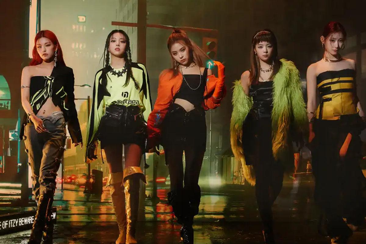 สมาชิกวง ITZY ในมิวสิควิดีโอเพลง 'Mafia In The Morning'