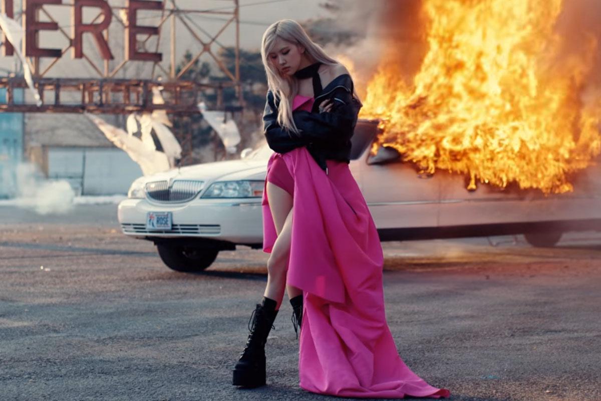 โรเซ่ BLACKPINK ในมิวสิควิดีโอเพลง 'On the Ground' กับฉากหลังซากป่าข้างถนน