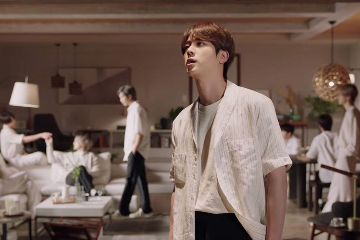 สมาชิกวง BTS ในมิวสิควิดีโอเพลง 'Film Out' จากอัลบั้มญี่ปุ่น
