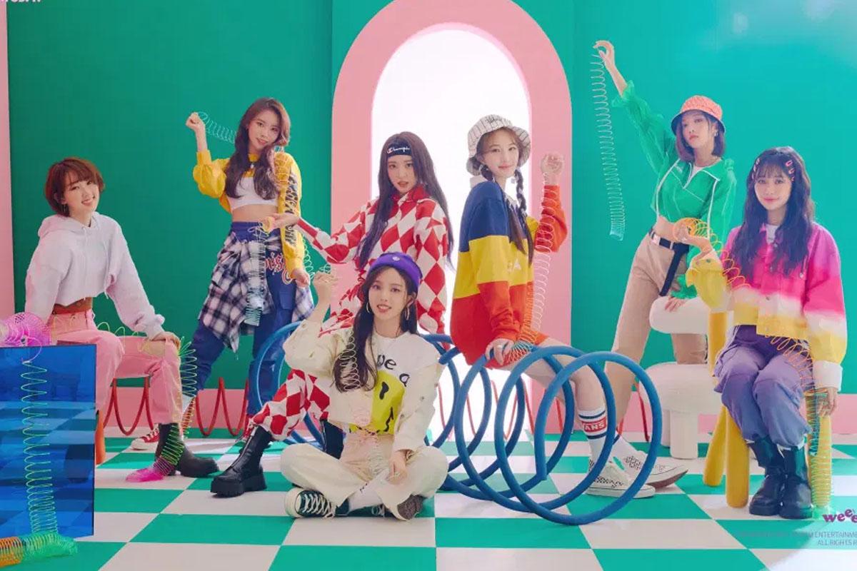 สมาชิกวง Weeekly ในบรรยากาศมิวสิควิดีโอเพลง 'After School' ที่เต็มไปด้วยสีสันสดใส
