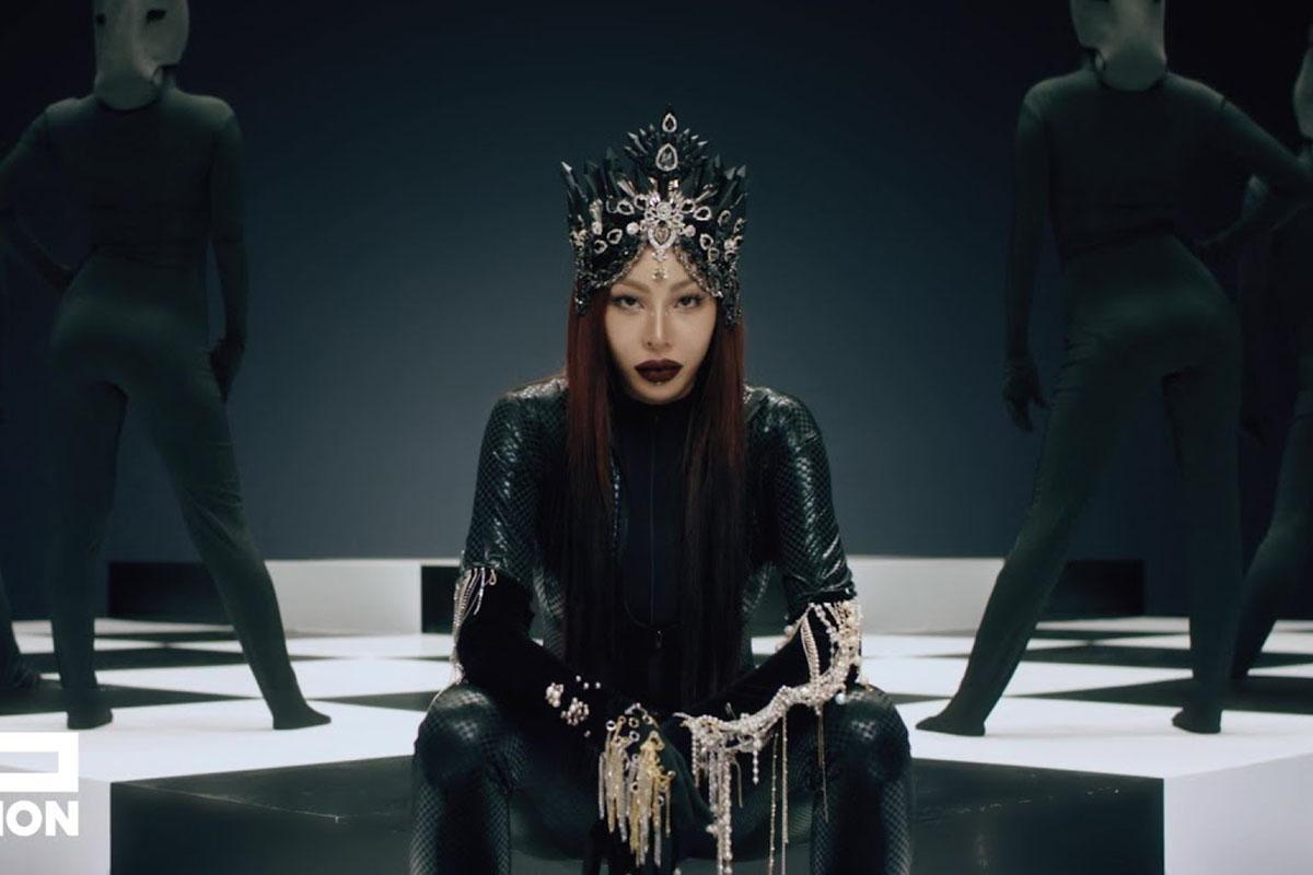 แร็ปเปอร์เจสซี่ในฉากมิวสิควิดีโอเพลง 'What Type of X'