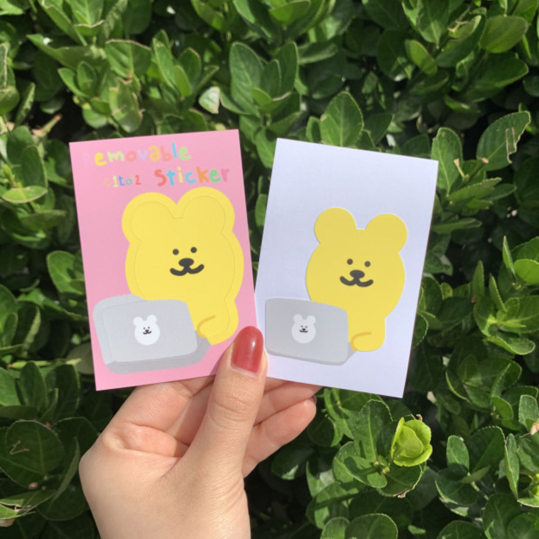 main tenant 1 Tol Shop stickers devant les plantes