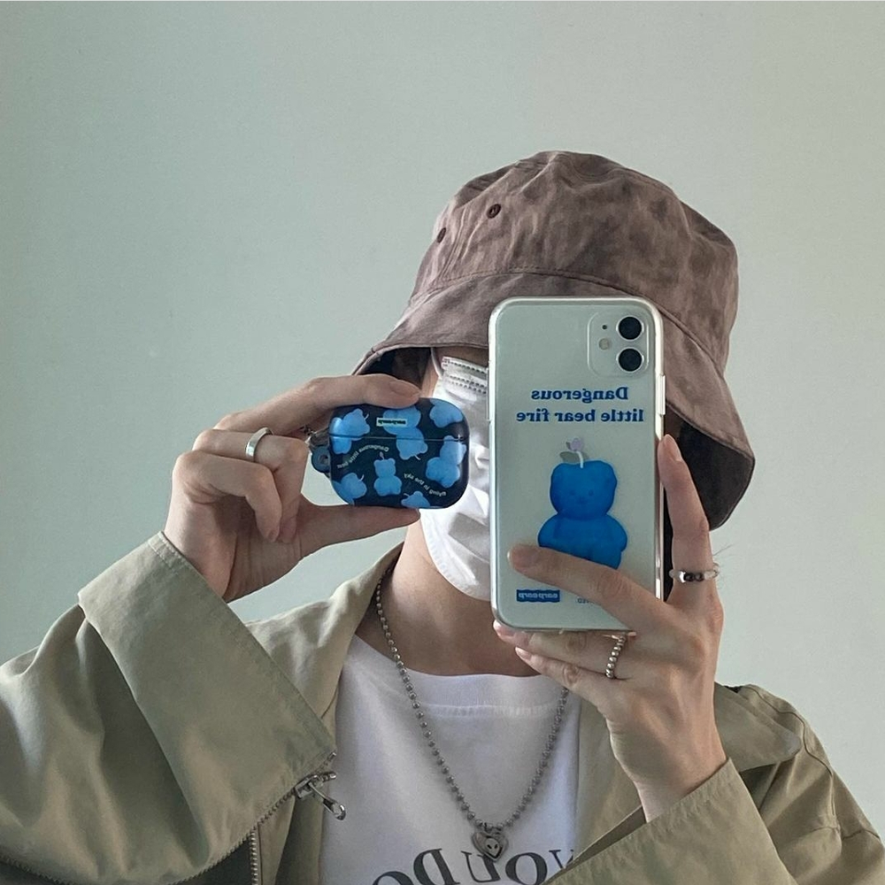 fille selfie miroir avec un chapeau seau et un étui de téléphone et un accessoire d