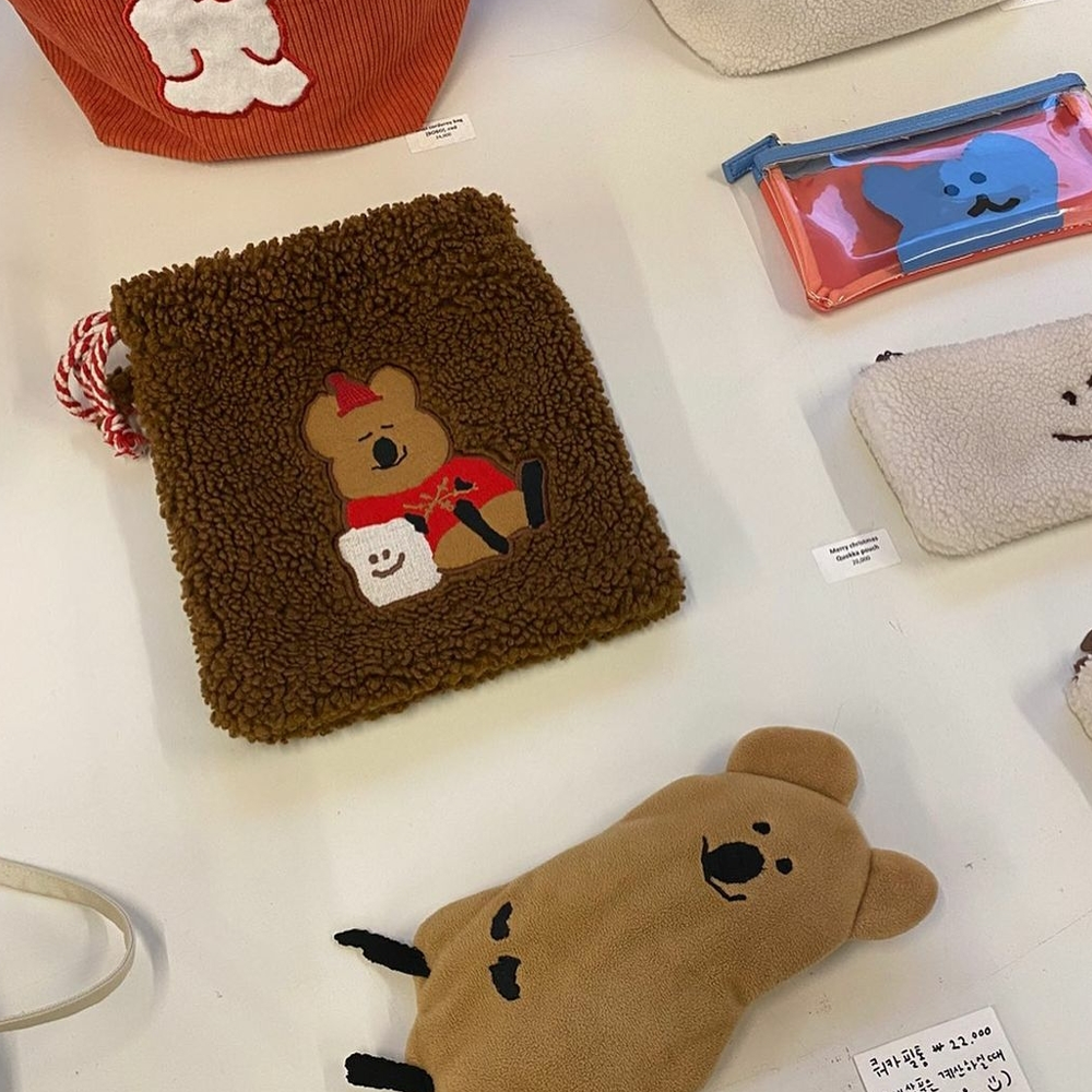 pochettes et accessoires de Dinotaeng sur une table